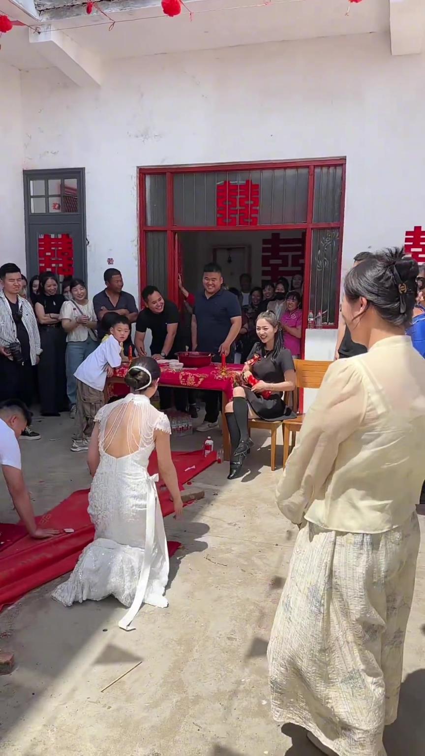 还能给平辈小姐姐磕头的？这是什么习俗？