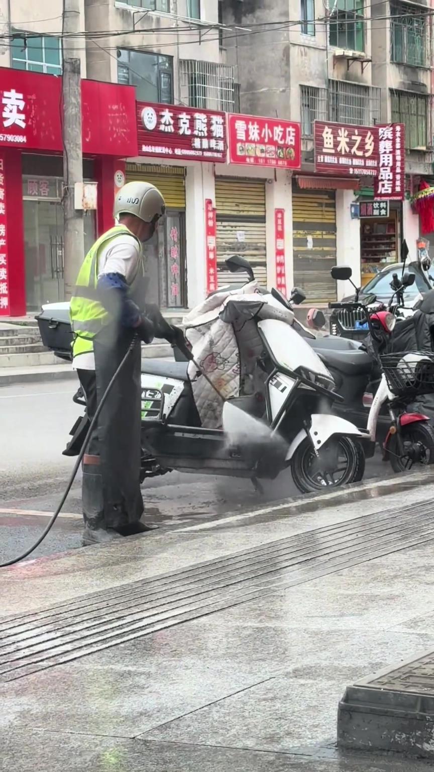 大叔人怪好的还帮人洗车，骑车的人：戴上帽子脑袋凉凉的