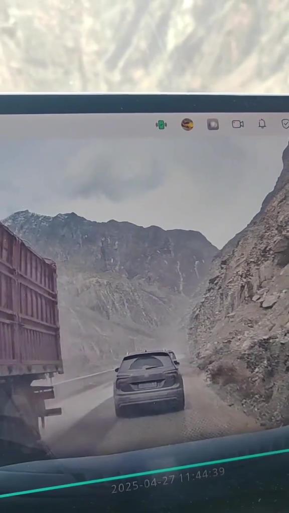 怒江路段尽量不超车，不鸣笛，真掉石头啊