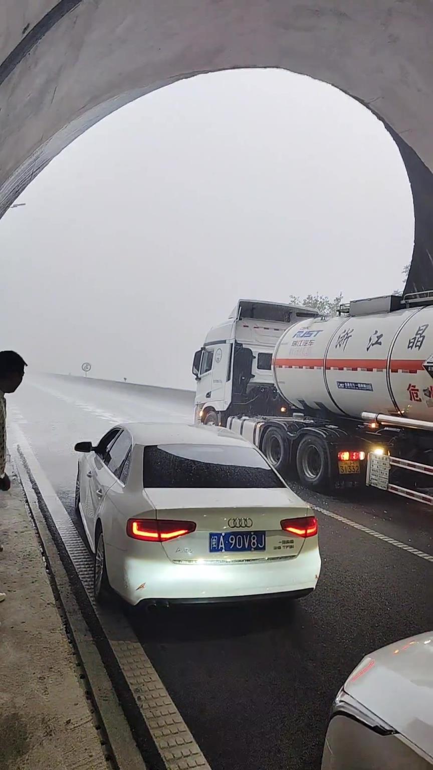 這冰雹下得只能在隧道躲著