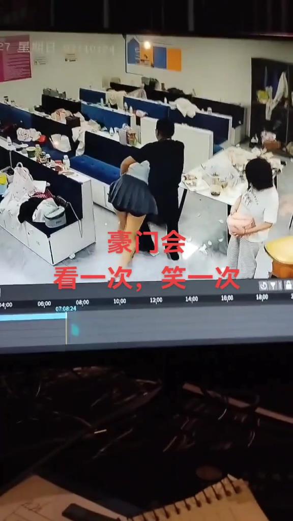 细狗实锤！本来想扶喝醉小姐姐躺下，结果自己翻车了！