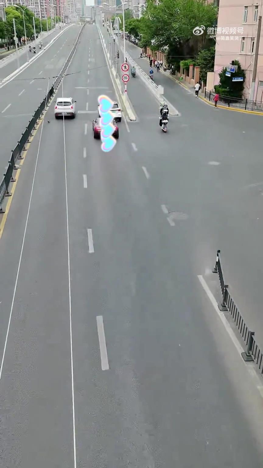 阿斯顿马丁直行险追尾老头乐，刹车性能超给力