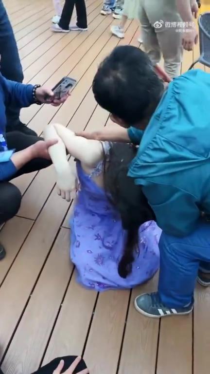 这是怎么了？低血糖吗？怎么都是男生过来帮忙？！