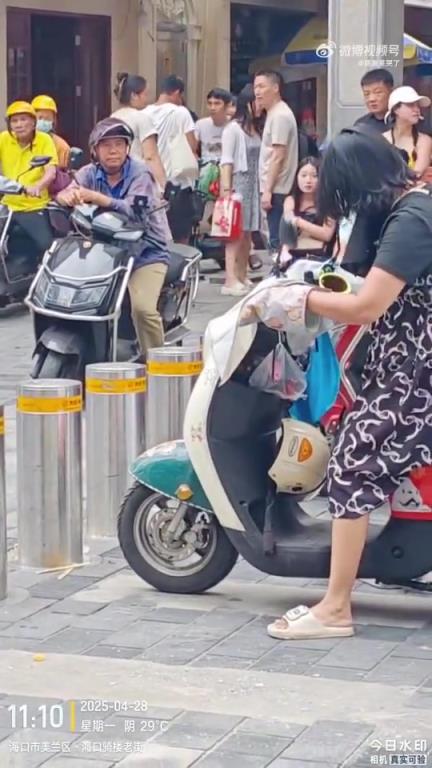 她该不会试图撞断这个护栏吧？