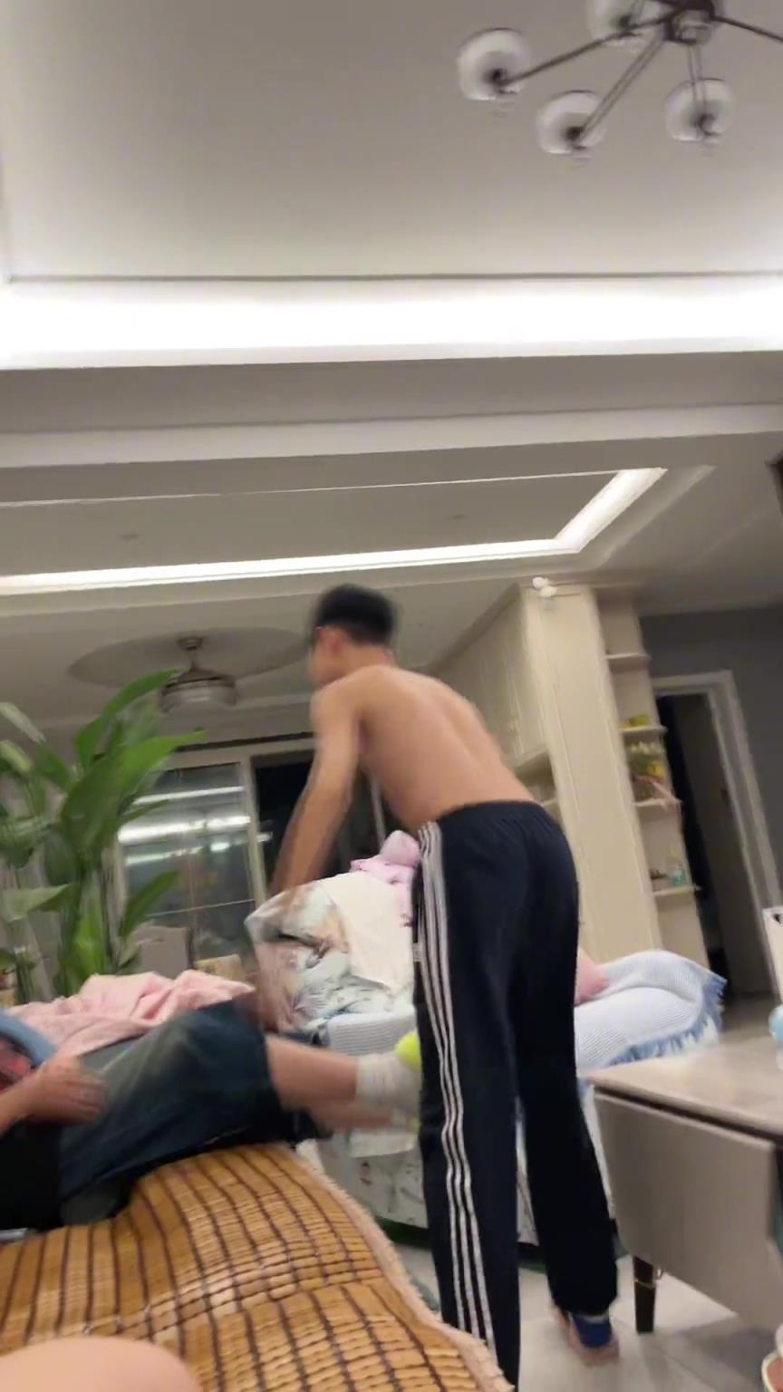 俩姐弟在家打闹互不相让，姐姐对弟弟的血脉压制！！