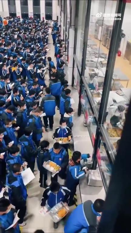 吃饭时间就别看书了吧