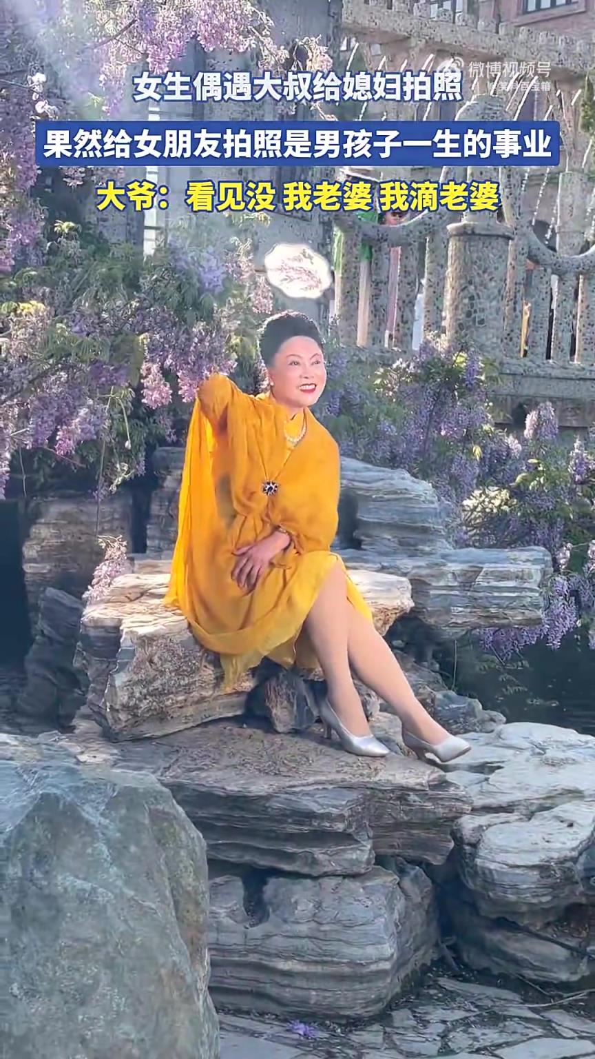 女生偶遇大叔为媳妇拍照，拍照是男生浪漫事业