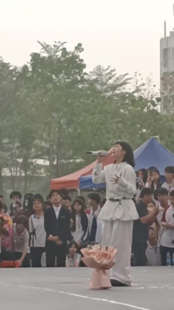 高中女老师在学校音乐会上唱歌，这怒音！爽！