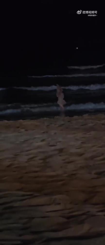 這位小姐姐在我面前玩了半個小時的海浪，能不能跟我一起玩??？