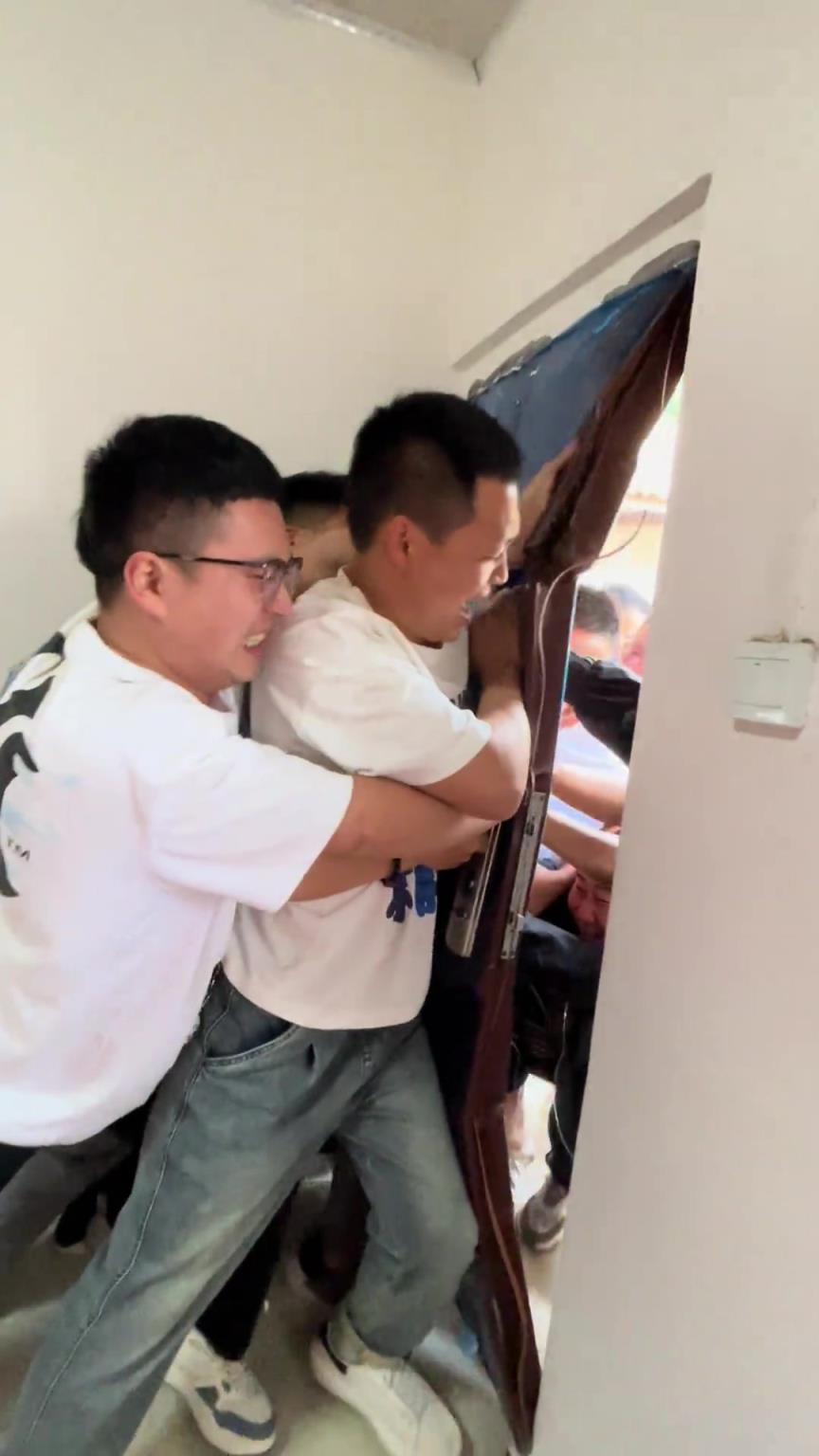 門外是喪尸么？這么生猛！