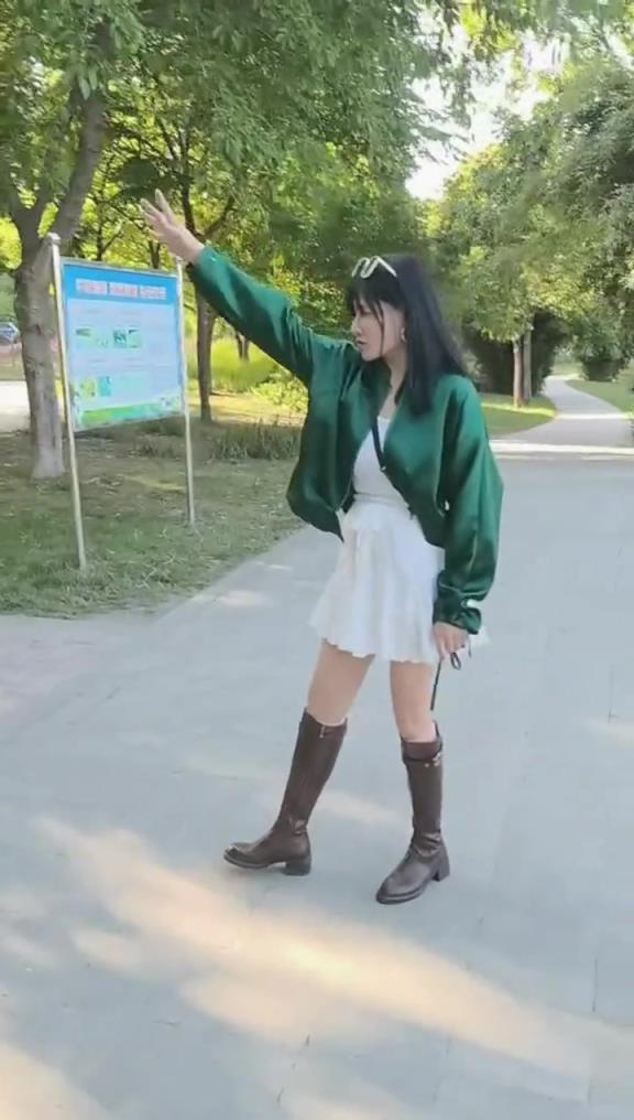 她即便是功夫再好，也怕摔啊...