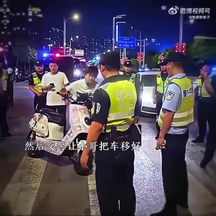 玩改装大功率电摩的少年被查，假意推车后拧电门逃跑