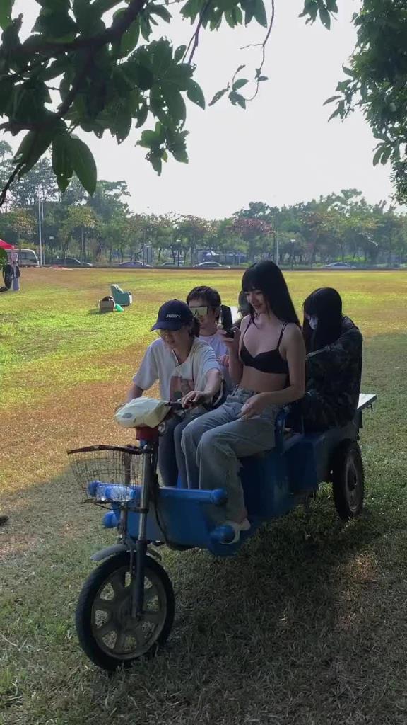 这车都能开进水里啊？女司机的驾驶技术还需提升呀！
