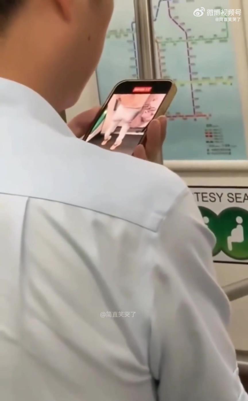 地铁上男子偷拍穿瑜伽裤女子，如何看待此行为？
