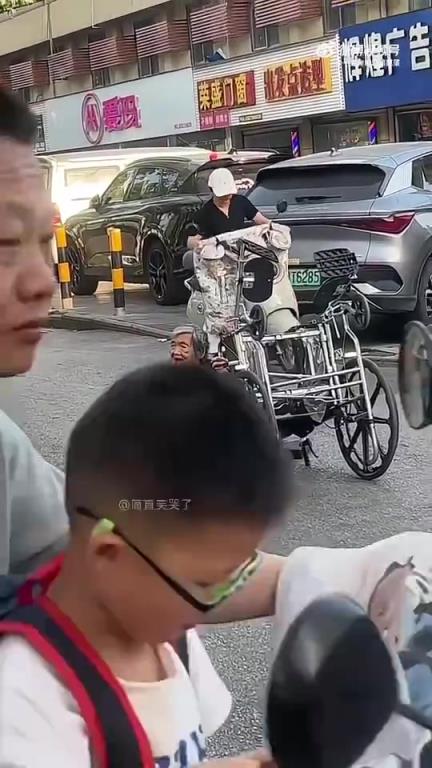 网友吐槽：老人摔倒，现场无人上前搀扶