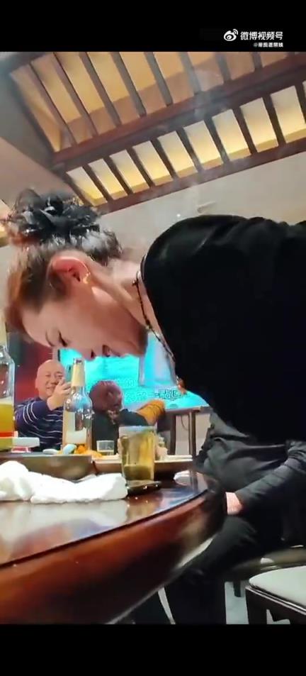 喝杯酒需要这么多高难度动作吗？