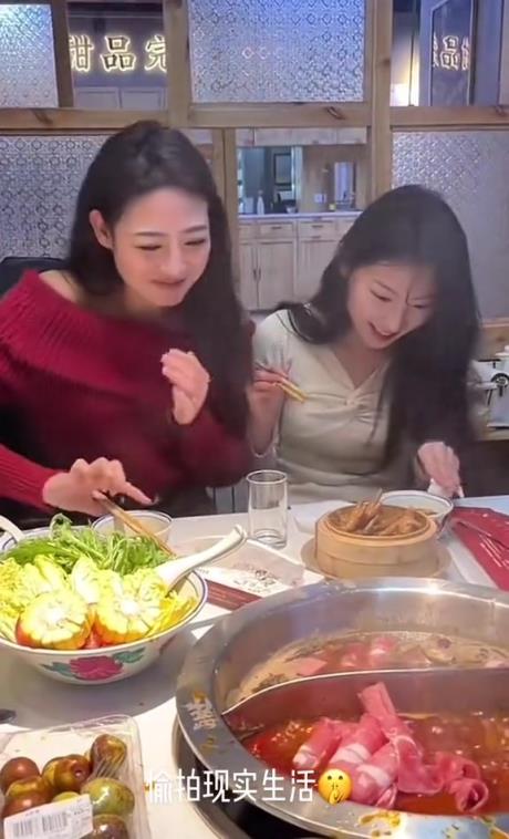 这几个女生是懂生活的呀，自己带料去吃火锅！！