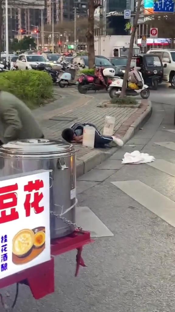 为什么蜜蜂只盯他一个人？