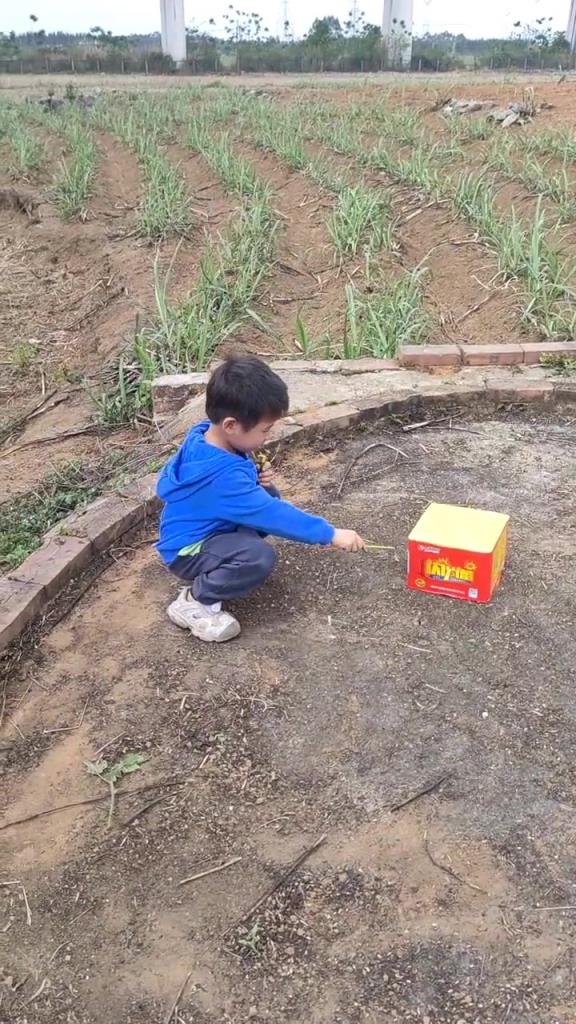 小屁孩又菜又爱玩，再跑一下就出国了