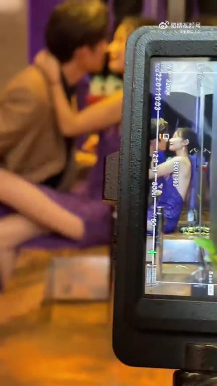 懷疑這小伙是故意演不好這段戲的，拖延女演員??！