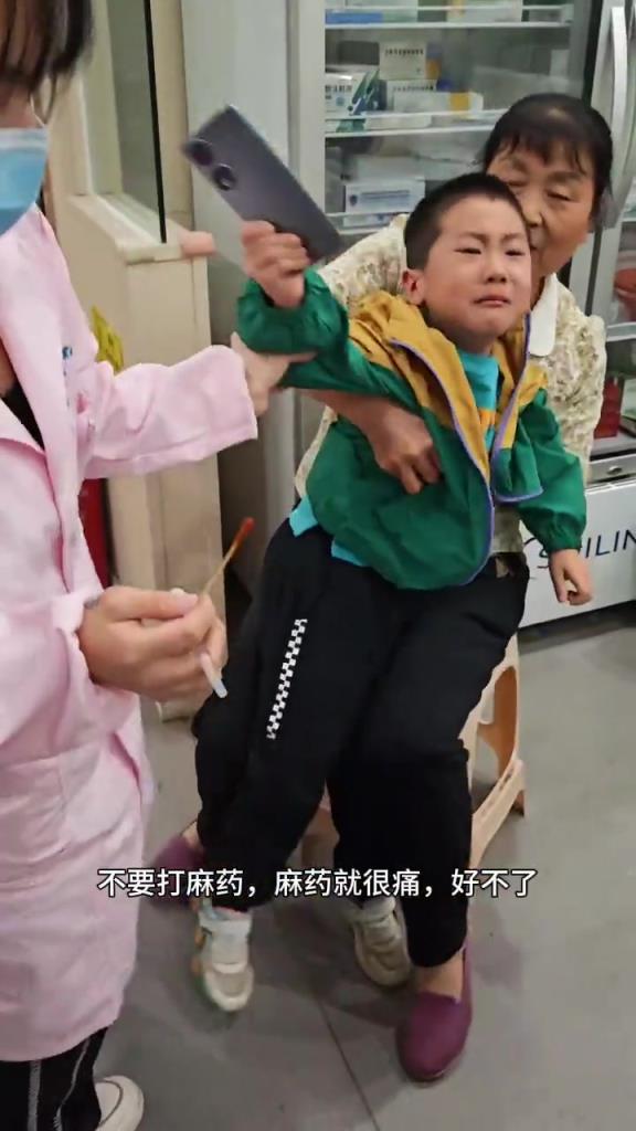 这小孩很懂礼貌，虽然被打针疼了，还夸医生真棒