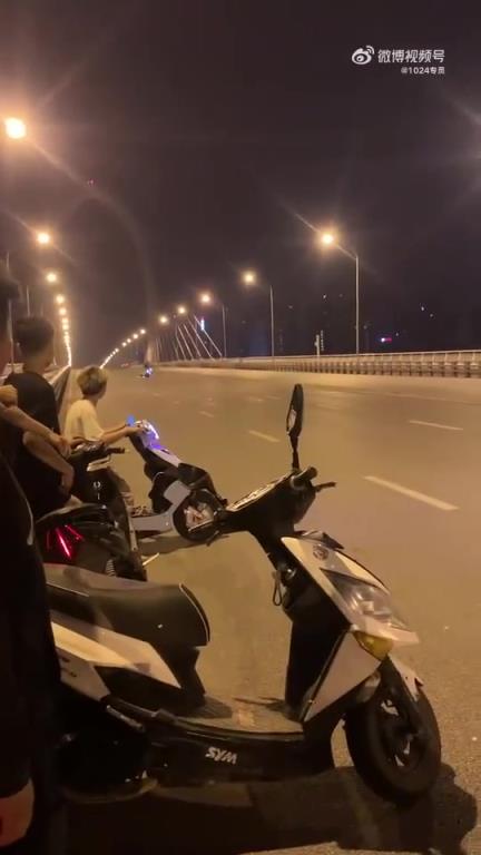 死亡摇摆！这个速度身上不得青一块紫一块的