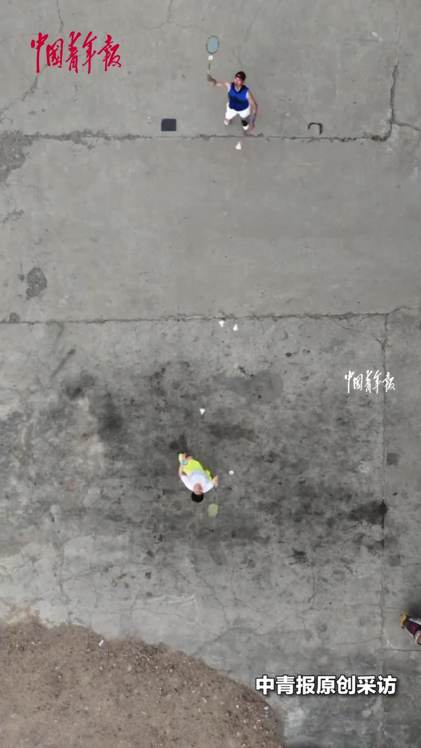 夫妻俩打羽毛球锻炼身体17年，练就花式打法。