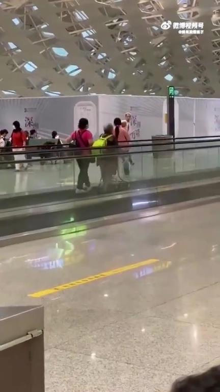 额…这两位阿姨在这儿走了十来分钟