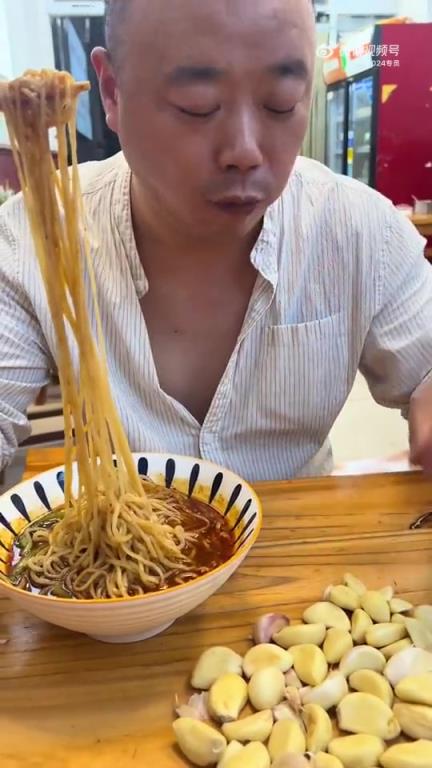 已经分不清他这顿的主食是啥了