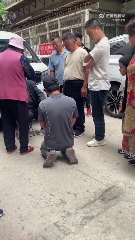 男子按喇叭吓到老人，被逼下跪道歉