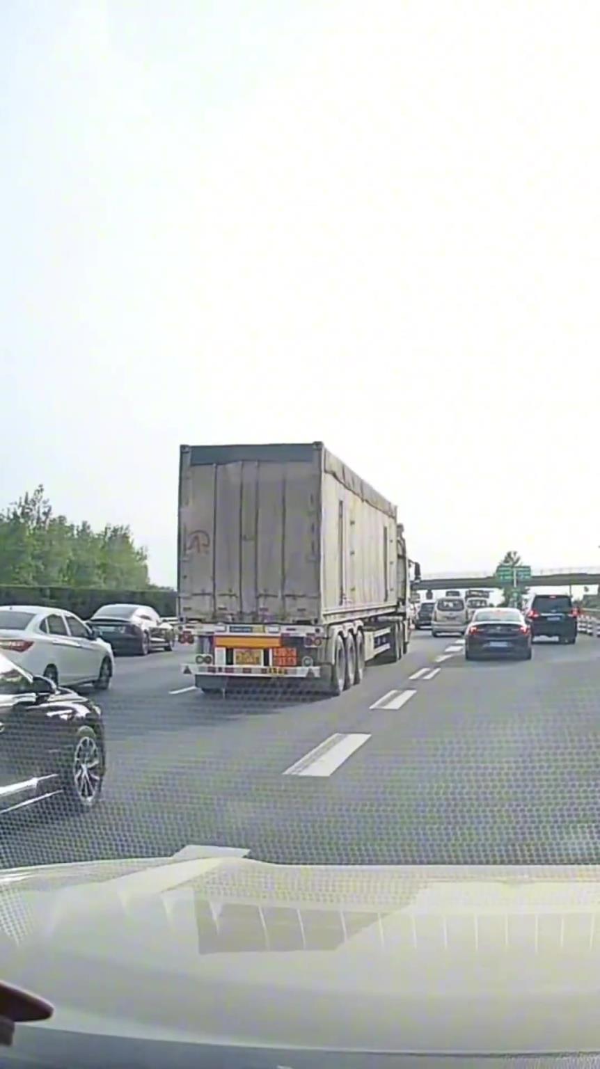 黑色轎車喜提全責