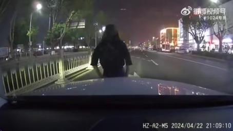 小姐姐这是冷了，用引擎盖暖暖屁股？？