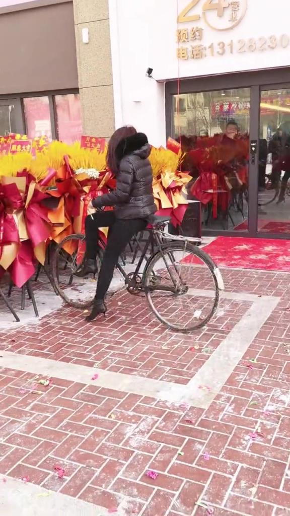送來(lái)賀禮靚女一名，自行車一輛，請(qǐng)上賬！！