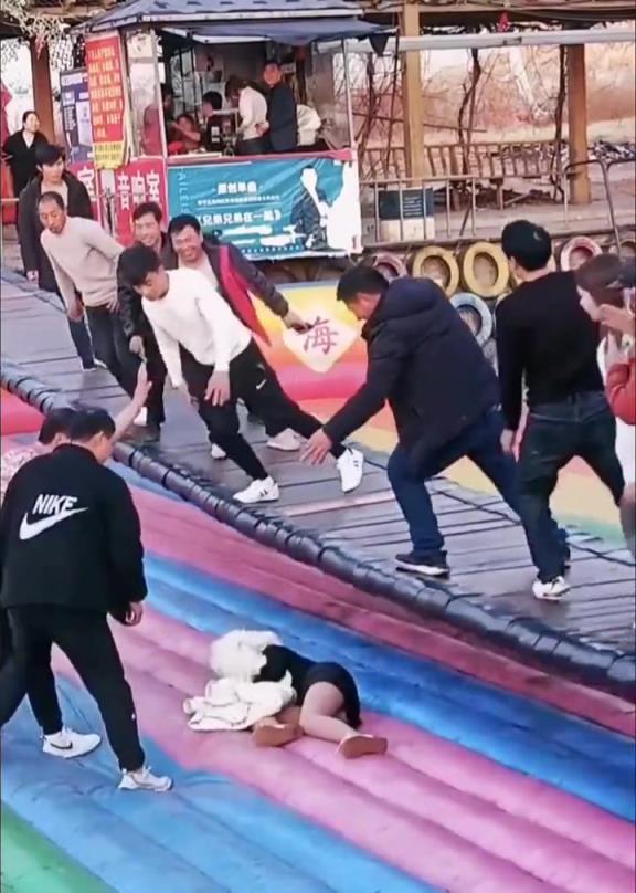 太危险了吧，女生都被摇到底下去了！！
