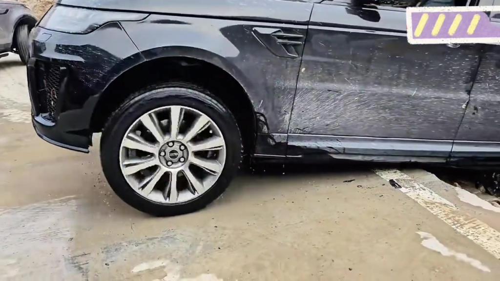 网友:这就叫硬要越野!!