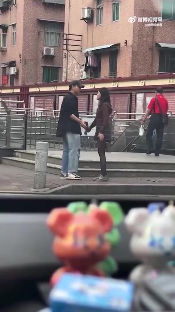 小情侣是真不害臊啊，还在大街上呢！！