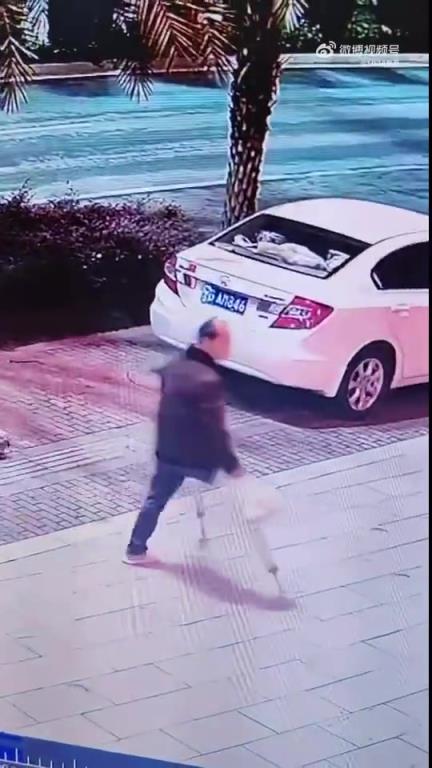 什么人啊？少一条腿还是有原因的