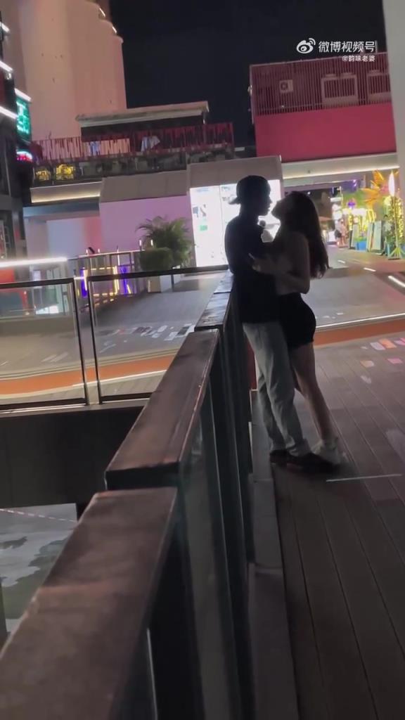 女孩的黑人男朋友，在公共场合克制一下啊！！
