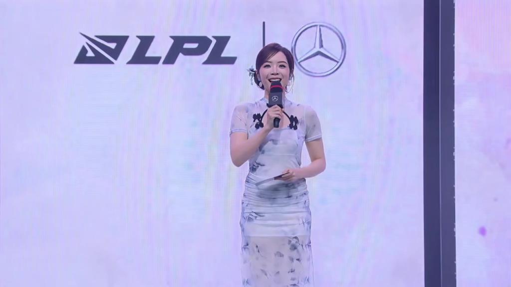 上海主场女主持人余霜出镜：经典旗袍穿搭，半镂空设计还算不错