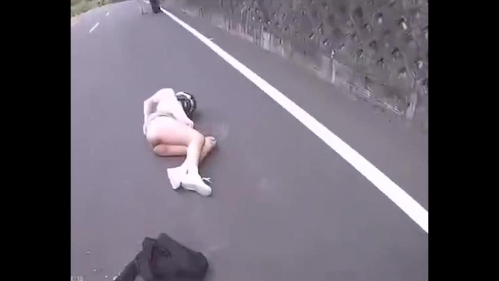 女子穿短裤飙车摔倒，躺在地上喊：我的内裤！！