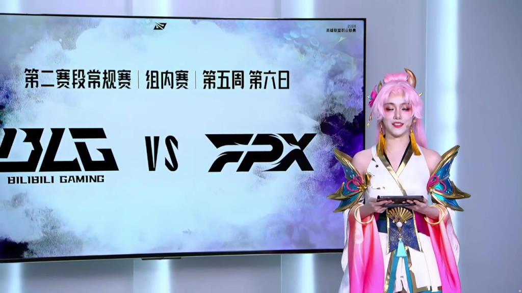 小钰今日COS灵魂莲华至臻拉克丝皮肤，串台互动主持工作