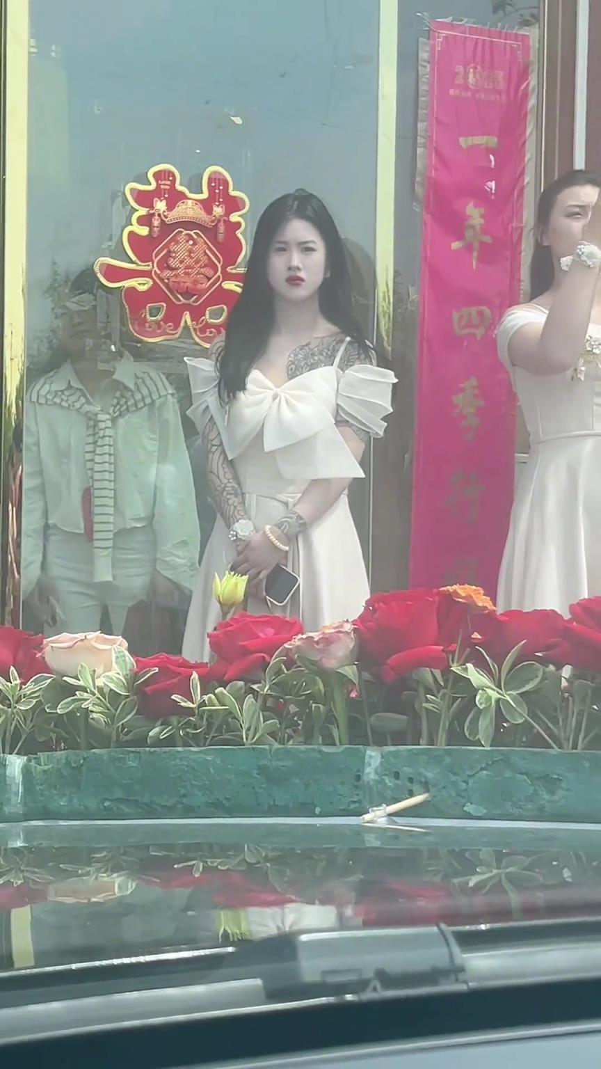 网友:一看就是有故事的女孩!!
