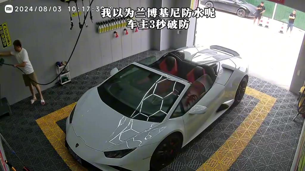 這水槍一噴，敞篷車車主3秒破防！