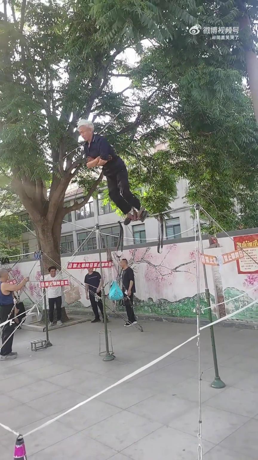 大爷“硬核”健身脚绑单杠360度大回环，出意外了怎么办？