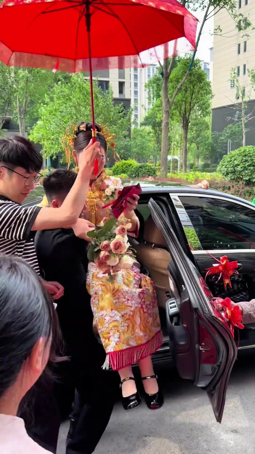那倆老太太還知道搶新娘手里的，知道那個紅包大??！