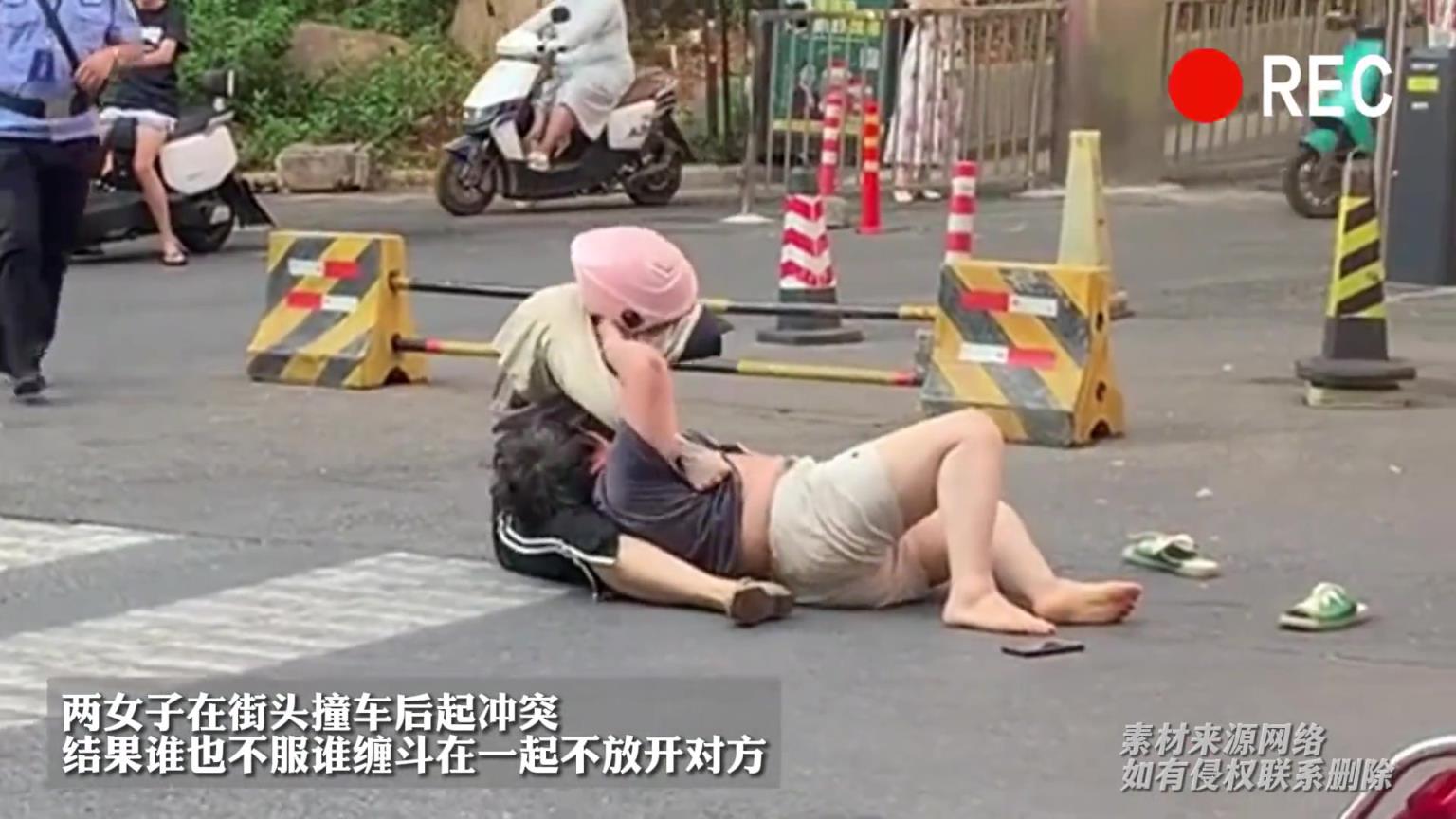 两女子在街头撞车后起冲突,结果谁也不服谁!!