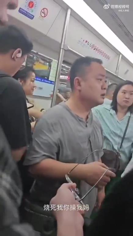 小伙子太不冷静了！一个大逼斗下去世界都安静了！！