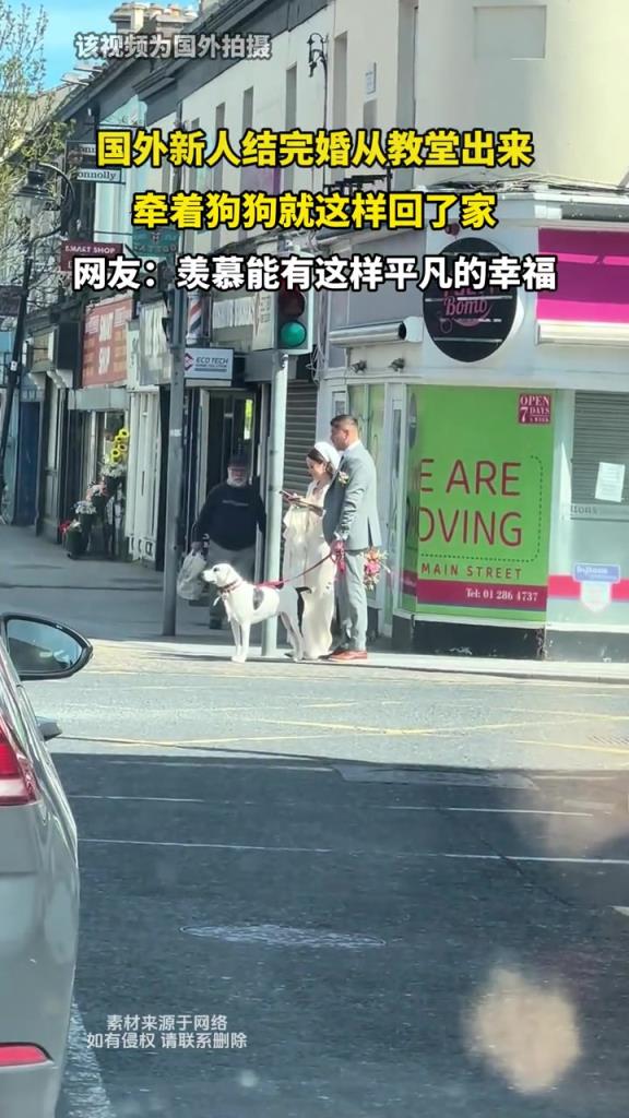 国外新人结完婚从教堂出来 牵着狗狗就这样回了家