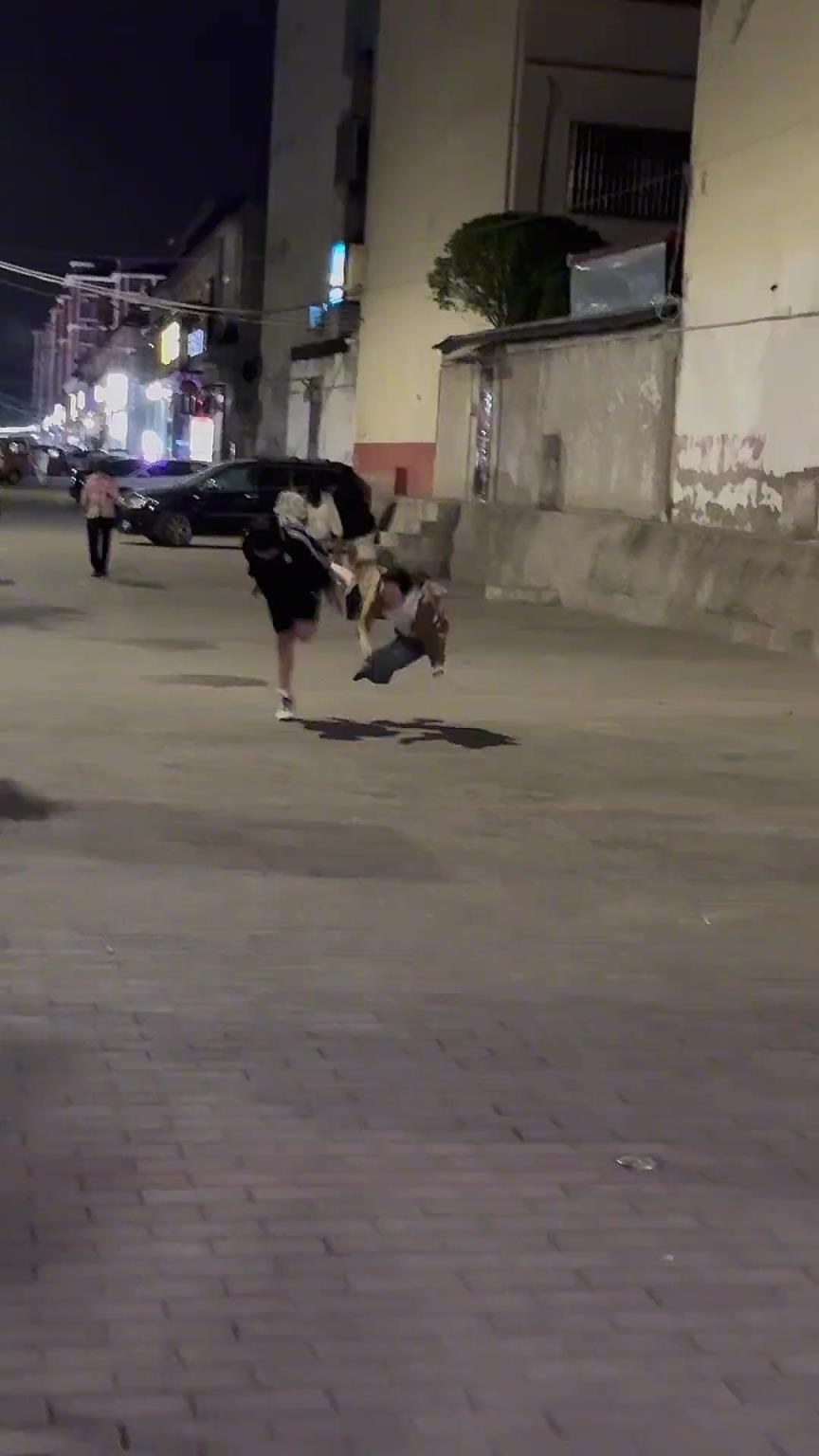 怎么感觉女生磕到牙了啊？！
