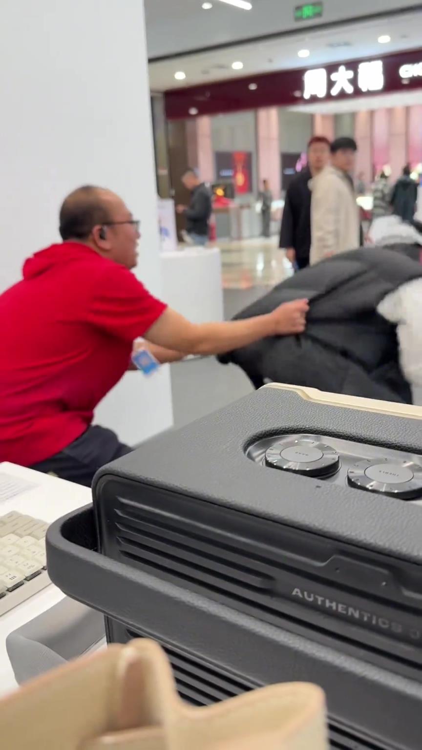 店员：你小子怕不是要逃单吧！！